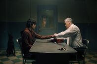 Hysteria! – Chief Dandridge (Bruce Campbell, r.) nimmt sich Dylan (Emjay Anthony, l.) auf dem Polizeirevier vor. Was weiß Dylan über den verschwundenen Teenager Ryan und hat seine Heavy-Metall-Band etwas mit dem mysteriösen Vorfall zu tun?