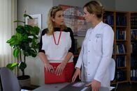 In aller Freundschaft – Sarah Marquardt (Alexa Maria Surholt, li.) muss planen und fragt Dr. Lea Peters (Anja Nejarri, re.), wie lange sie Elternzeit machen möchte. Als Lea antwortet, muss Sarah mit um Fassung ringen.