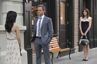 How I Met Your Mother – Barney (Neil Patrick Harris, M.) und Robin (Cobie Smulders, r.) mischen sich in Teds Beziehung ein und kommen sich dabei näher - bis zu dem Moment, als sie auf Nora (Nazanin Boniadi, l.) treffen ...