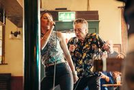 The Outlaws – Während alle anderen mit der Suche nach ihrem Freund beschäftigt sind, bleibt Frank (Christopher Walken) zurück. Eines führt zum anderen und schon findet sich Frank beim Karaoke in einer Bar wieder.