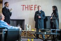 Elementary – Anders als Capt. Gregson (Aidan Quinn, 2.v.l.) und Dr. Watson (Lucy Liu, r.) glaubt Sherlock Holmes (Jonny Lee Miller, 2.v.l.) nicht daran, dass Finanzbetrüger Donald Hauser (Thomas Ryan, l.) von einem seiner Opfer ermordet wurde ...