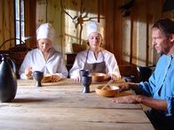 Tramitz and Friends – In "Tramitz & friends" bedient Christian Tramitz (r.) mit seinen Gästen (Hannah Herzsprung, l. und Marion Mittermeier, M.) die gesamte Palette guter Comedy.