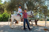 Wunderschön! – Mit Elpida Hatziioannou-Idé, die eine Ranch im Landesinneren, macht Tamina Kallert (l) einen Reitausflug zu einem traditionellen griechisch-orthodoxen Kloster.