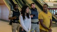 Twisted Metal – John (Anthony Mackie, r.) und Quiet (Stephanie Beatriz, 2.v.l.) geraten in die Fänge von Stu (Mike Mitchell, 2.v.r.) und Mike (Tahj Vaughans, l.) – doch sind diese skrupellos genug, um Agent Stones Befehle auszuführen?