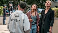 SOKO Leipzig – Polizeibeamte (Komparsen), Holger (Holger Koch, M.), Kim Nowak (Amy Mußul, 2.v.r.) und Ina Zimmermann (Melanie Marschke, r.)