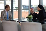 Um Himmels Willen – Anwalt Vogt (Alexander Jagsch, l.) hat gute Nachrichten für Bischof Rossbauer (Horst Sachtleben; M.) und Oberin Theodora (Nina Hoger, r.) muss dem Orden Schadensersatz bezahlen.