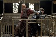 Batman Begins – Noch ahnt Bruce (Christian Bale, r.) nicht, dass sein Mentor Ra's al Ghul (Ken Watanabe, l.) nicht derjenige ist, für den er sich ausgibt ...