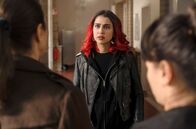 Polizeiruf 110 – Halime ist geschockt, als sie Aalisha (Hannah Gharib) sieht und lässt sie stehen.