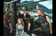 Die Wikinger – Prinzessin Morgana (Janet Leigh, Mi.) ist den Wikingern Ragnar (Ernest Borgnine, li.) und Einar (Kirk Douglas, re.) in die Hände gefallen.