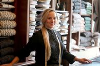 GEO Reportage – Stewart Christie ist die älteste Maßschneiderei Schottlands. Victoria Rae hat die fast 300 Jahre alte Institution vor drei Jahren mit ihrem Partner übernommen.