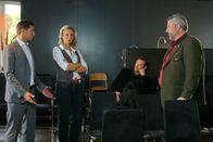 Die Rosenheim-Cops – Kann der Theaterregisseur Hübner (Otto Strecker, 2.v.r.) ein Alibi für die Tatzeit aufweisen? Die Cops Stadler (Dieter Fischer, r.) und Hansen (Igor Jeftic, l.) ermitteln am Laientheater und befragen Dagmar Hübner (Franziska Ball), die die Tote kannte.