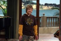 Two and a Half Men – Hat sich Hals über Kopf in Celeste, die Tochter des neuen, muskelbepackten Nachbarn, verliebt: Jake (August T. Jones) ...