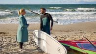 Ella Schön – Ella (Annette Frier) freut sich, ihren Kung-Fu Lehrer Arndt (Oliver Stein) zufällig am Strand zu treffen. Sie fühlt sich zu ihm hingezogen.