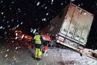 Ice Road Rescue - Extremrettung in Norwegen – As they work it gets darker and the snow keeps falling, making the conditions harder for the rescue in Namskogan, Norway. (National Geographic)