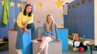 Spotlight – L-R: Emily (Nevena Schöneberg), Greta (Chiara Tews)