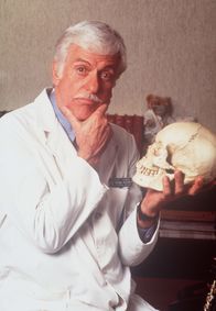Diagnose: Mord – Dr. Sloan (Dick Van Dyke) grübelnd vor dem Schädel eines Menschen.