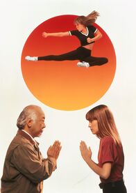 Karate Kid IV - Die nächste Generation – Miyagi (Noriyuki "Pat" Morita, l.) nimmt die junge Julie (Hilary Swank, r.) während der Sommerferien bei sich auf, weiht sie in die Geheimnisse der Karatekunst ein und schenkt dem Teenie Selbstbewusstsein und Kampfgeist.