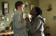Mord auf Shetland – ARD Degeto MORD AUF SHETLAND - DER TOD WARTET, "Shetland - Series 4 (Episode 3 - 4)" Uhr im ERSTEN. Olivia Lennox (Rakie Ayola) knöpft sich Jamie Hayes (Lorn Macdonald) vor. - Motiv Folge 3 -