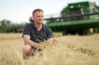 Re: – Vom Rohstoff zum Biogas: Bei Landwirt Martin Lass werden Strom und Wärme nachhaltig und regional erzeugt.