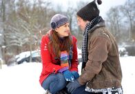 Sturm der Liebe – Eva (Uta Kargel, l.) und Markus (Tobisa Dürr, r.) tollen verliebt im Schnee.