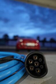 Klimaretter oder Mogelpackung - Der E-Auto Check – Steigende Strom- und Rohstoffpreise könnten die finanziellen Vorteile von E-Autos schrumpfen lassen.