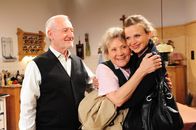 Sturm der Liebe – (v.l.n.r.) Alfons (Sepp Schauer); Hildegard (Antje Hagen); Marie (Annabelle Leip)