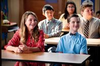 Young Sheldon – Missy Cooper (Raegan Revord, l.); Sheldon Cooper (Iain Armitage, r.)