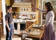 Young Sheldon – Sheldon Cooper (Iain Armitage, l.); Mary Cooper (Zoe Perry, r.)