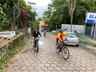 Verrückt nach Meer – Ilhabela in Brasilien. E-Bike Ausflug auf der Insel mit den Passagieren Christian und Christine Schorer. Mit dabei: Guide Bruno (rechts).