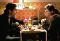 Kebab Connection – 30 Uhr im Ersten Ibo (Denis Moschitto) hat eine Neuigkeit für seine Freundin Titzi (Nora Tschirner).