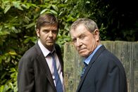 Inspector Barnaby – DS Ben Jones (Jason Hughes, l.) und DCI Tom Barnaby (John Nettles, r.).
