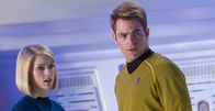 Star Trek: Into Darkness – Die Waffenexpertin (Alice Eve) gibt sich Captain Kirk (Chris Pine) gegenüber als Dr. Carol Marcus, Tochter von Admiral Marcus, zu erkennen.
