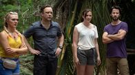 Death in Paradise – Casey (Chloe Harris, l.), Malcolm (Sam Troughton, 2.v.l.), Bethan (Alexandra Roach, 2.v.r.) und Dave (Robert Lonsdale, r.) sind Mitglieder eines Überlebenskurses, dessen Anführer ums Leben kam.