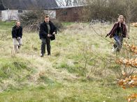 Mankells Wallander – Wallander (Krister Henriksson. Mitte), seine Tochter Linda (Johanna Sällström) und Kollege Martinsson (Douglas Johansson) sind dem Mörder dicht auf den Fersen.