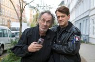 Großstadtrevier – Gastrolle für Hugo Egon Balder (l.) beim Großstadtrevier: er spielt den betrunkenen Einbrecher Kalle Hansen, der sich aus Versehen in die Vorratskammer einer schwerhörigen alten Dame einschließt. Zum Glück gibt es Daniel Schirmer (Sven Fricke, r.), der Kalle nach schwieriger Suche aus der Gesellschaft von Einmachgläsern befreit.