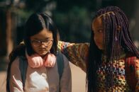 ECHT friends – Châu (Ngoc Nhi Ha Tran, l.) schafft es nicht, sich ihrer besten Freundin Milli (Marie Ngando, r.) anzuvertrauen. Châu plagt die Sorge, ob sie mit ihren Eltern nach Vietnam ziehen muss.
