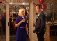 Agatha Raisin – Agatha Raisin (Ashley Jensen) und ihr Ex-Freund James Lacey (Jamie Glover) begegnen sich auf einer Verlobungsfeier.