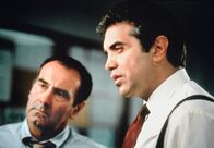 Die üblichen Verdächtigen – Der erfahrene Special Agent David Kujan (Chazz Palminteri, re.) und Sergeant Rabin (Dan Hedaya) verhören einen Kleinkriminellen, doch dabei machen sie eine unheimliche Entdeckung.