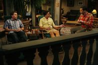 Two and a Half Men – Ahnen nicht, dass es ihr letzter gemeinsamer Abend sein wird: Charlie (Charlie Sheen, M.), Alan (Jon Cryer, r.) und Andy (Emilio Estevez, l.) ....
