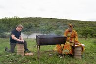 Gordon Ramsay: Kulinarische Abenteuer – KwaZulu-Natal, South Africa - Gordon Ramsay (L) and Chef Zola Nene preparing the fish. (National Geographic/Justin Mandel)