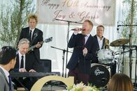 Modern Family – Mitchell Pritchett (Jesse Tyler Ferguson, 2.v.r.)., Cameron Tucker (Eric Stonestreet, r.)