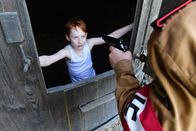 Das Glaszimmer – Widerspruch wird nicht geduldet! Felix (Xari Wimbauer) wird vom Hitlerjungen Karri (Luis Vorbach) bedroht.