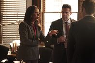 Castle – Sind besorgt, als ihre Undercover-Operation schiefgeht und Kate Beckett entführt wurde: Captain Fowler (Carlos Gomez, M.), Victoria Gates (Penny Johnson, l.) und Kevin Ryan (Seamus Dever, r.) ...
