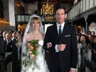Luises Versprechen – Aus anfänglichen Streithähnen wird am Ende ein Traumpaar: Daniel (Tim Bergmann) und Ellen (Caroline Peters) geben sich das Ja-Wort.