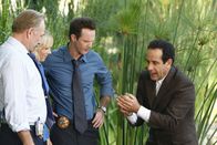 Monk – Captain Leland Stottlemeyer (Ted Levine, l.), Natalie (Traylor Howard, 2.v.l.) und Lt. Randall Disher (Jason Gray-Stanford, 2.v.r.) können sich das seltsame Verhalten von Monk (Tony Shalhoub, r.) nicht erklären ...