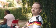 neoriginal: Doppelhaushälfte – Andi (Milan Peschel) missfällt, dass er beim Public Viewing in Theos Garten fast der einzige Weiße ist.