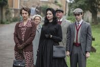Father Brown – Francesca Chase (Abigail Davies, l.), Maria Hardy (Seline Hizli, 2.v.l.), George Chase (Jack Wolfe, r.) und weitere Angehörige sind auf dem Weg zur Kirche.