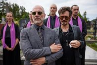 Die Liesl von der Post – vorne, v.li.: Bernhard Gapp (Simon Hatzl) und Mike Donath (Christopher Schärf)