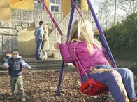 In aller Freundschaft – Vladi, der an seinem Geburtstag dienstfrei hat, verbringt den Tag mit Nicole, seinem Sohn Jonas und Nicoles Tochter Katja auf dem Spielplatz.