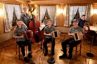 Potzmusig – Potzmusig aus dem musikalischen Berner Mittelland Die Heimatörgeler Heimisbach: Melanie Rothenbühler am Schwyzerörgeli, Patricia Zaugg am Kontrabass, Romina und Kevin Röthlisberger am Schwyzerörgeli Copyright: SRF/Nicolas Senn/eastdesign.ch